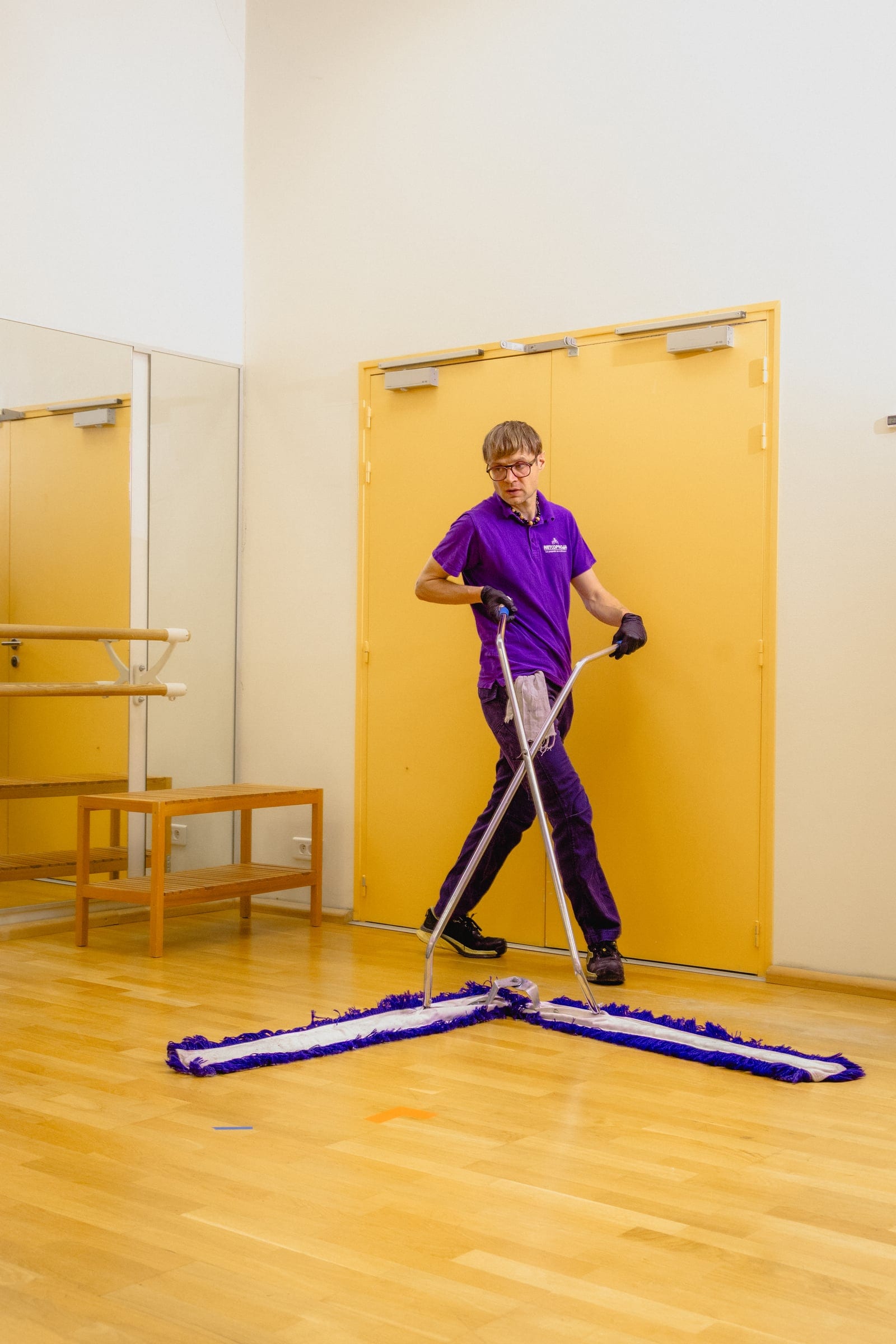 Agent Netcopro44 en polo violet passant la frange dans une salle de danse